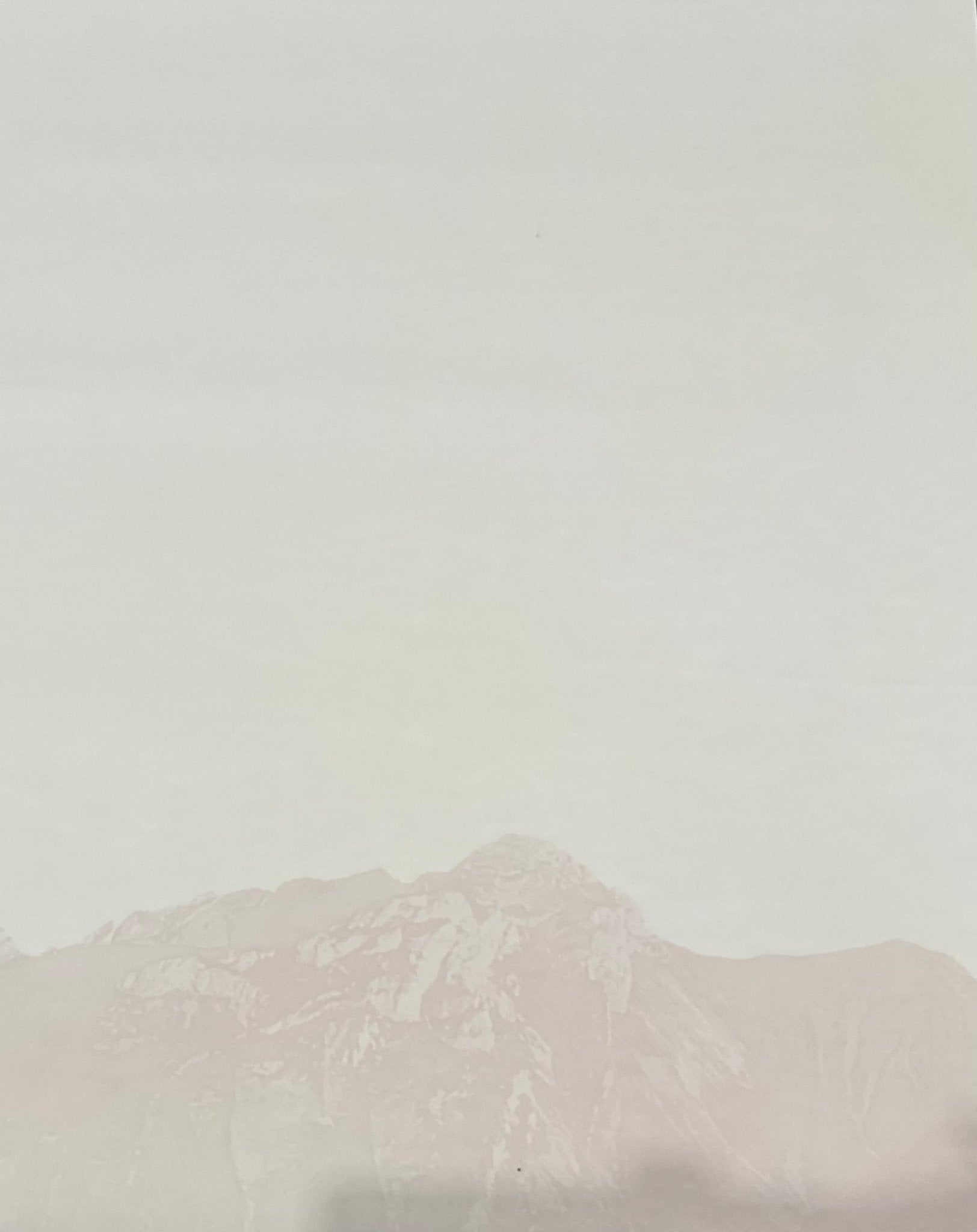 Papier peint Annecy et son lac paisible beige - H260cm x L550cm - Matière Softouch, XXL, tendance