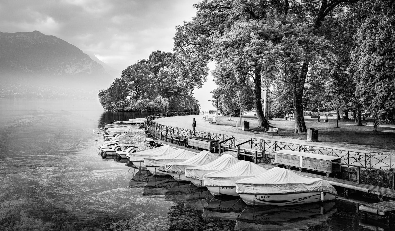 Papier peint panoramique contemplation lac d'Annecy, mural concept, tendance