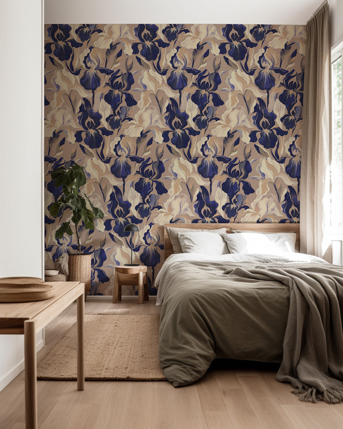 Papier peint motif Iris bleu fond sable - Mural français artistique haut de gamme - Muralconcept